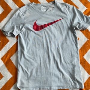 Men’s gray Nike t-shirt, medium